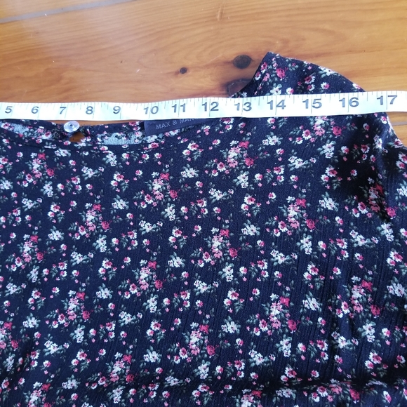 Max & Marcus Floral Cropped Blouse. Size Medium - Picture 4 of 10